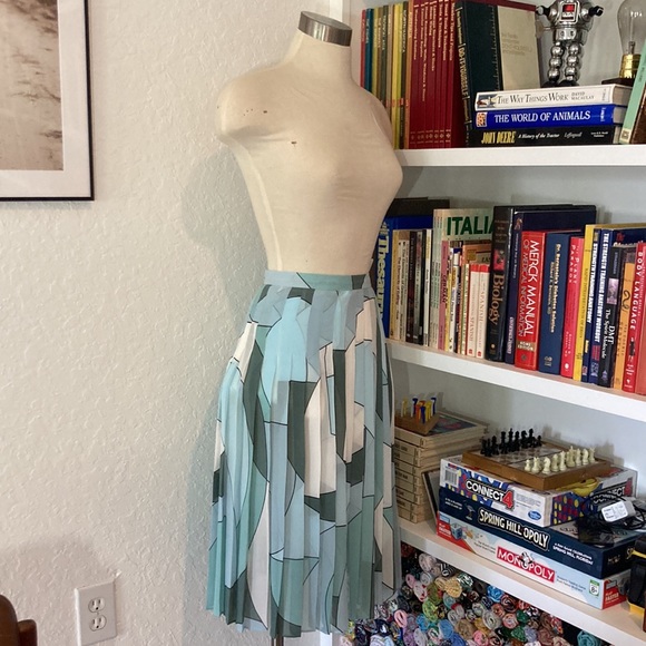 Ann Taylor Geo Pleated Skirt Size 10 Pleated skirt🌸 - Picture 11 of 11